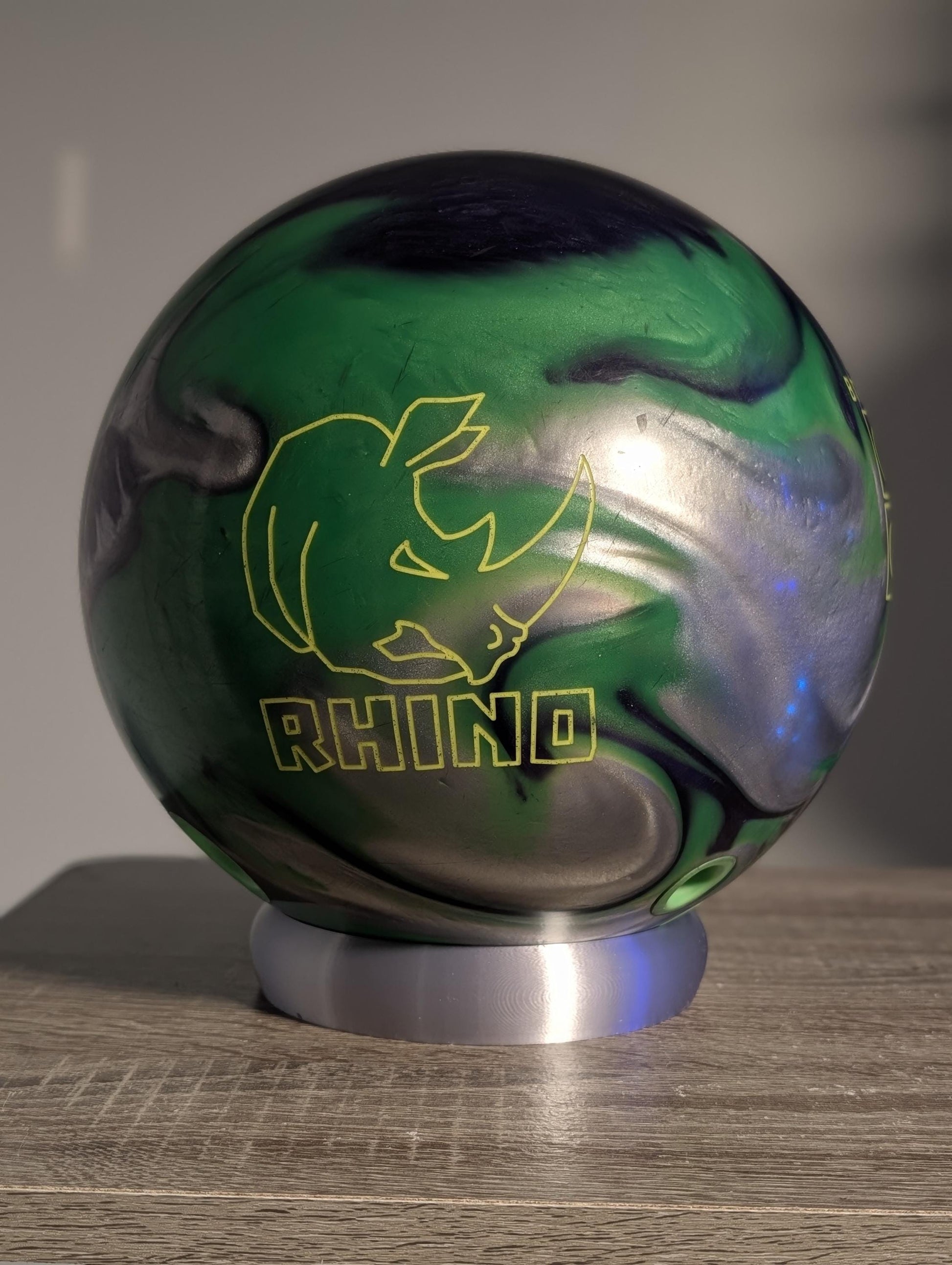 Bowling Ball Display Stand – Trophy Ring – detail close-up