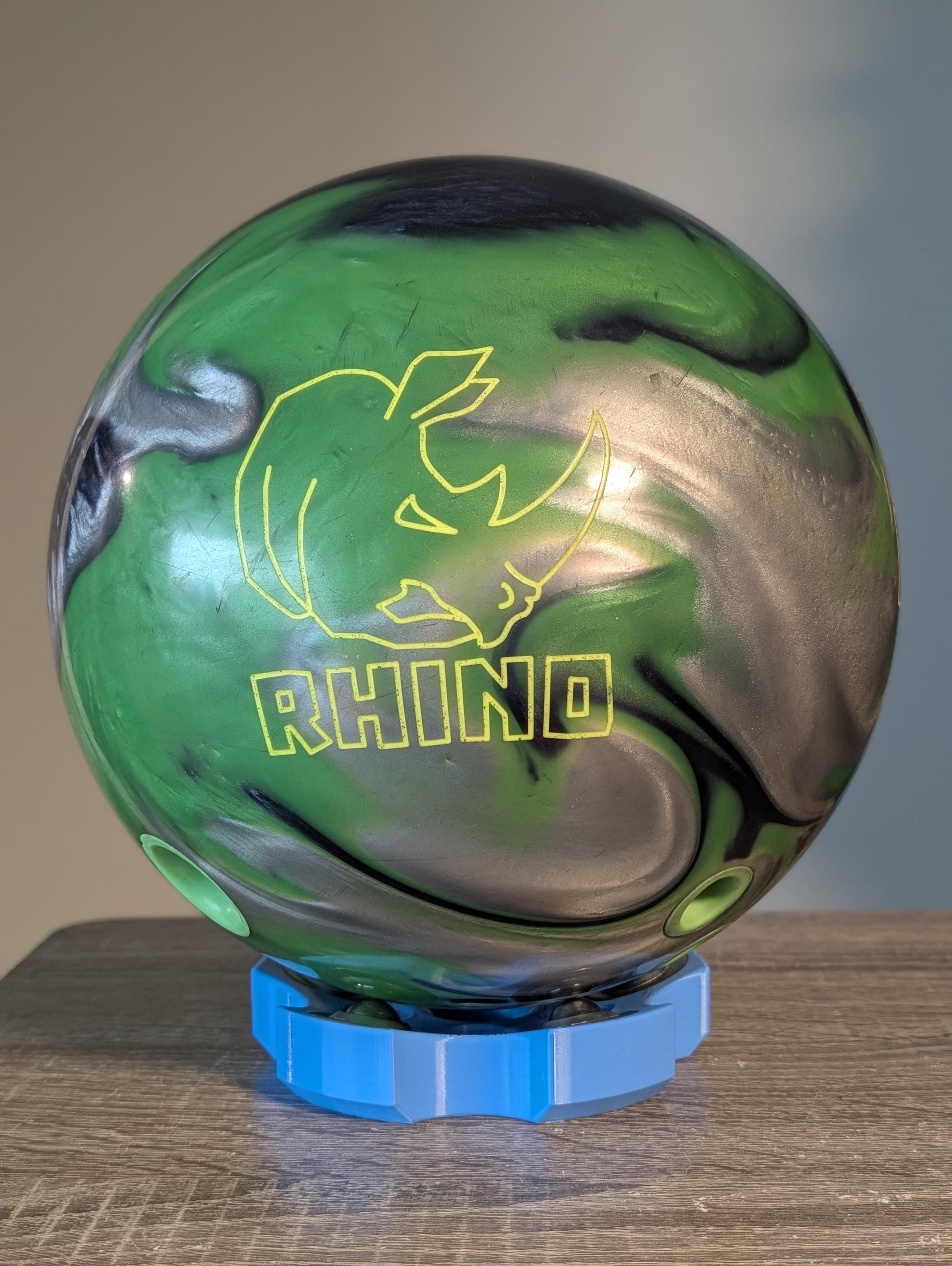 Portable Bowling Ball Spinner & Cleaning Stand – detail close-up
