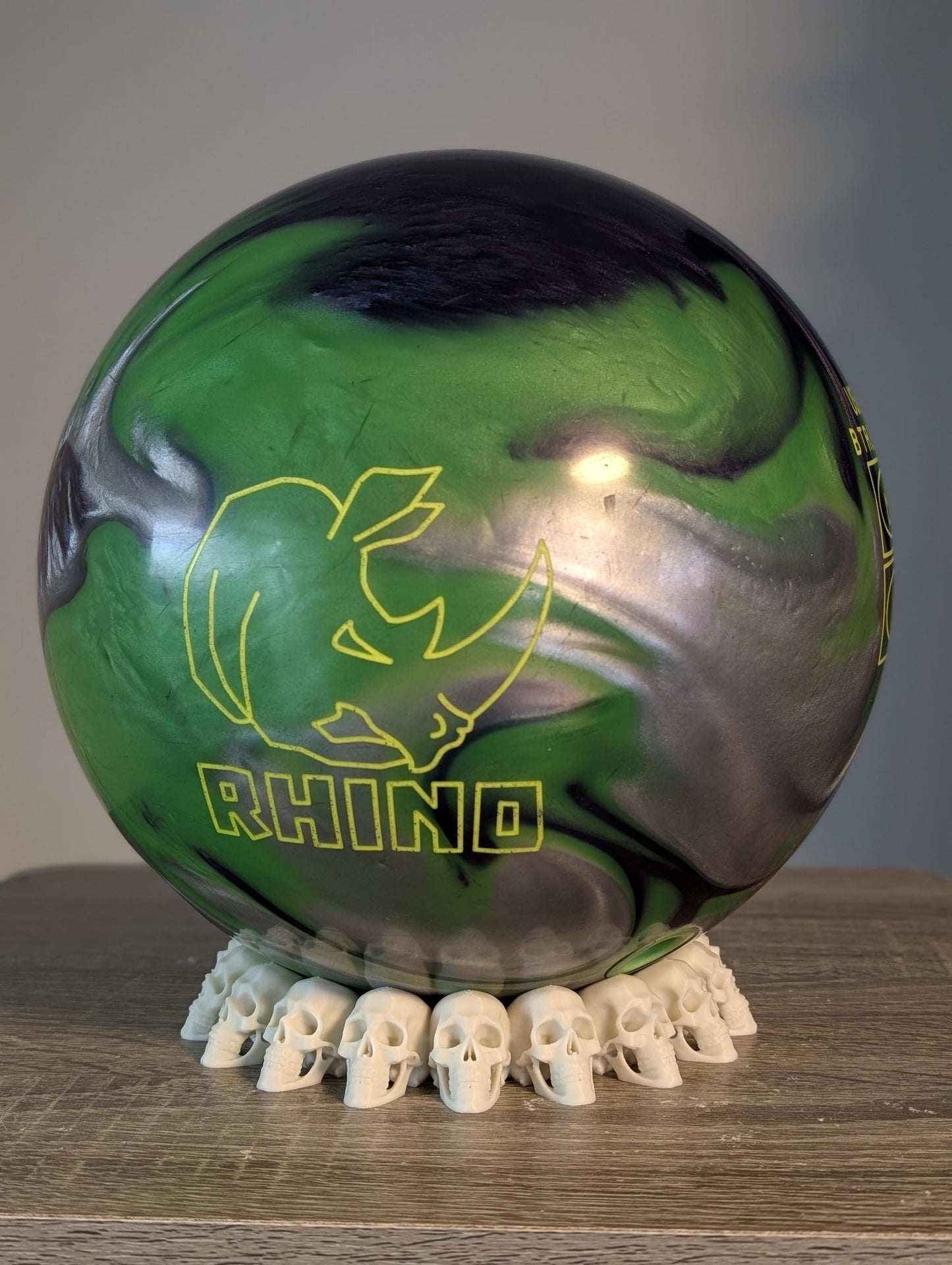 Skull Bowling Ball Stand – main product view